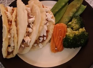 Una foto de Taquitos de papa con chorizo y vegetales 😋