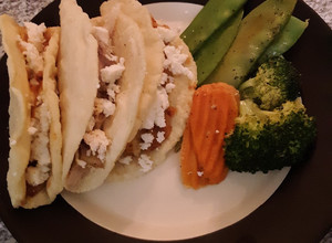 Una foto de Taquitos de papa con chorizo y vegetales 😋
