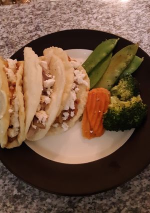 Una foto de Taquitos de papa con chorizo y vegetales 😋