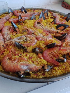 Una foto de Paella de marisco