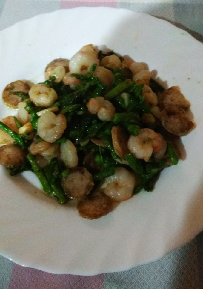 Una foto de Espárragos verdes con gambas al ajillo y butifarra de huevo