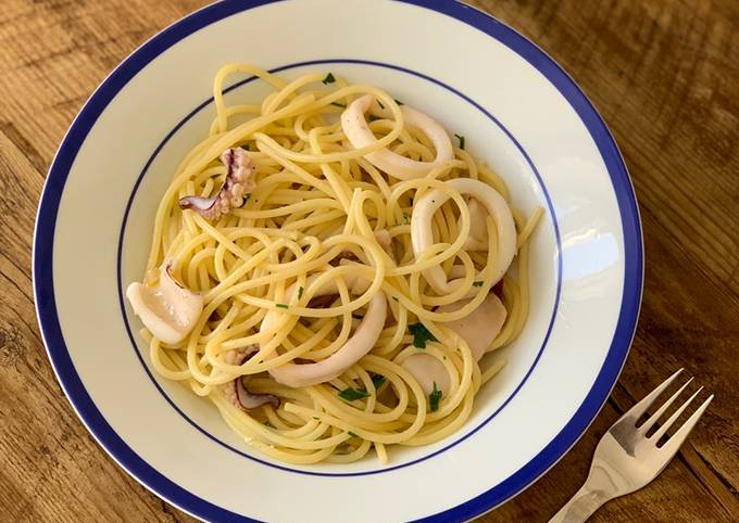 Recipe of Jamie Oliver ☆Basic☆ Squid- spaghetti aglio olio e peperoncino
