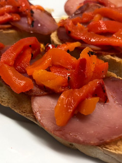 Una foto de Tostas de lomo embuchado con pimientos morrones