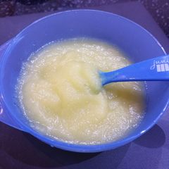 Purēed steamed apple A picture of Purēed steamed apple.
