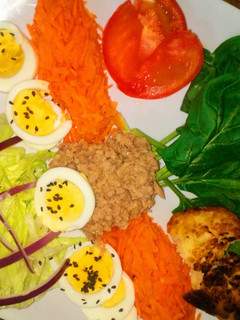 Una foto de Ensalada de atún espinaca, huevo, lechuga y zanahoria