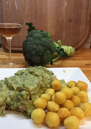 Una foto de Pez pollo con salsa de brócoli