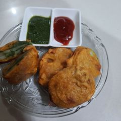 A picture of Aloo sandwich pakoda.