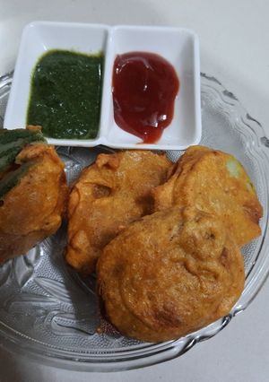 A picture of Aloo sandwich pakoda.