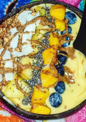 A picture of Sunshine in a bowl 🌞🌞 tropical smoothie bowl.