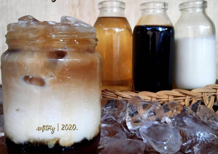 Cara Gampang Menyiapkan Es Kopi Susu Santan Gula Aren yang Lezat