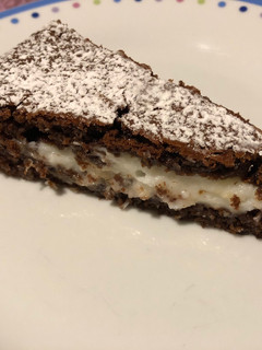 Foto di Torta versata al cacao con cuore al cocco🥥🍫