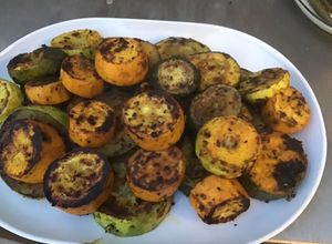 Une photo de Courgettes tricolores grillées aux épices et origan (recette plancha)