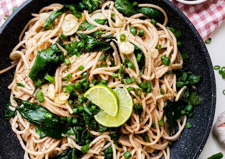 Macarrão alho e óleo com espinafre