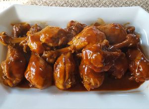 Una foto de Pollo con coca cola y salsa de barbacoa
