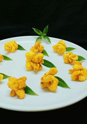 A picture of Khasta flower mathri.