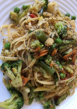 Una foto de Noddles con verduritas salteadas