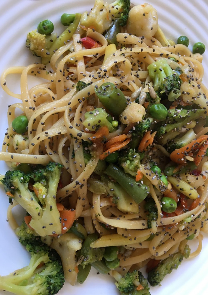 Una foto de Noddles con verduritas salteadas