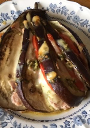 Une photo de Aubergines au four farcies jambon blanc tomates scamorza pesto et moutarde de Dijon