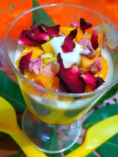 मॅगो- शुगर फ़ी लस्सी (mango sugar free lassi reciep in marathi) रेसिपी चे मुख्य फोटो