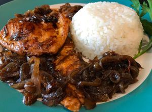 Una foto de Pechuga de Pollo con Cebollas Caramelizadas y Arroz