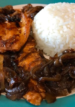 Una foto de Pechuga de Pollo con Cebollas Caramelizadas y Arroz