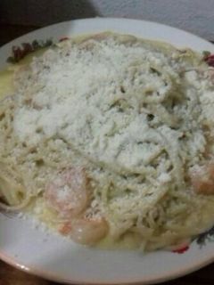 Una foto de Spaguettis en mantequilla con camarones