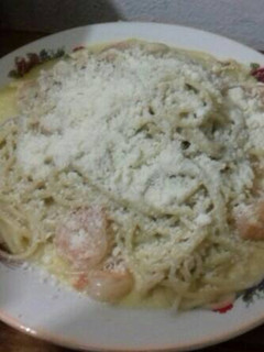 Una foto de Spaguettis en mantequilla con camarones