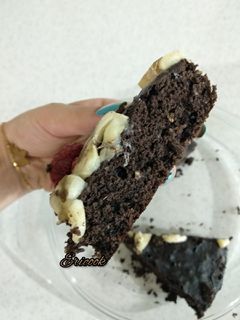 عکسی از دستور کیک شکلاتی بدون فر با بیسکوییت