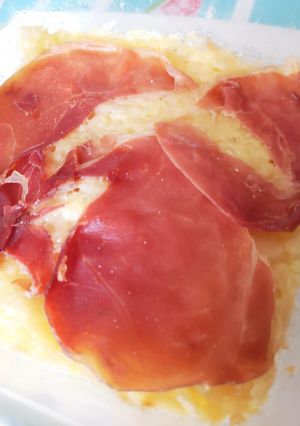 Una foto de Tortica de yuca con jamón serrano