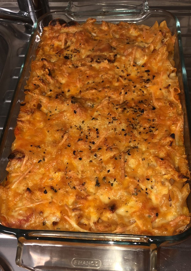 Una foto de Macarrones con salchichas y chorizo