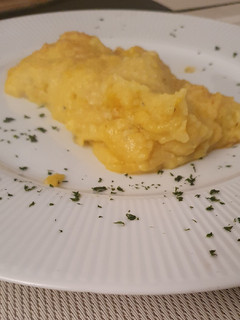 Una foto de Chernia azafranada con puré de roquefort