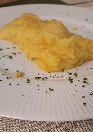 Una foto de Chernia azafranada con puré de roquefort