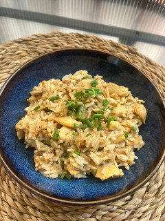 Una foto de Arroz con pollo y salsa de pistachos