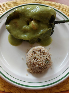 Una foto de Chile relleno de camarones con falso guacamole