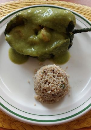 Una foto de Chile relleno de camarones con falso guacamole