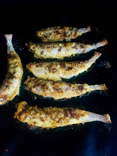 Una foto de Bacaladillas con hierbas & limón en el horno