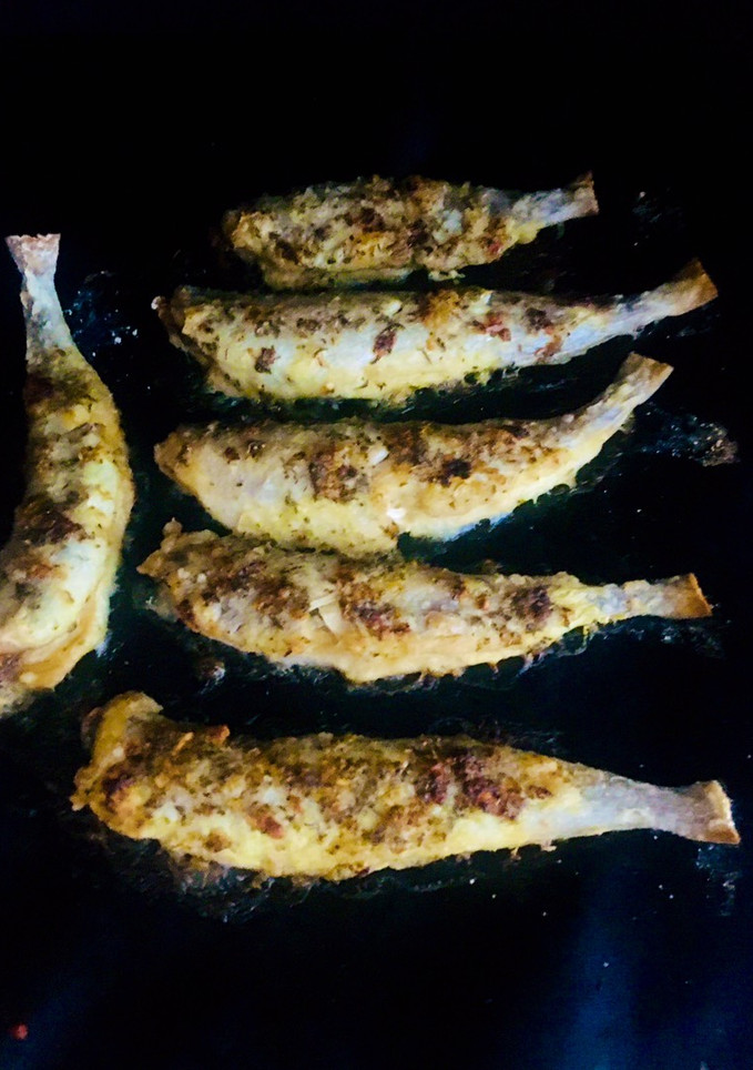 Una foto de Bacaladillas con hierbas & limón en el horno