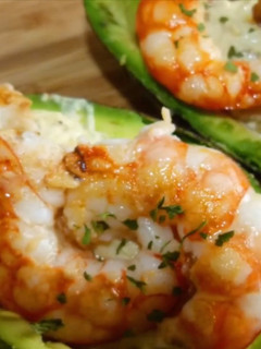 Una foto de Receta refrescante de aguacate relleno con gambas