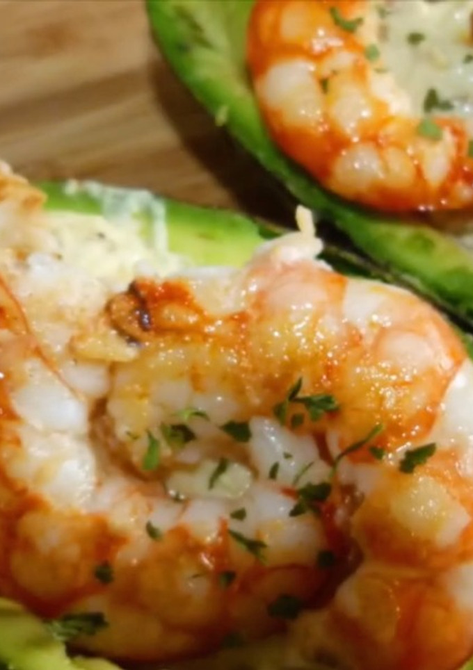 Una foto de Receta refrescante de aguacate relleno con gambas