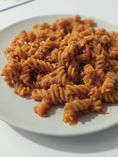 Una foto de Fusilli de Lenteja Roja con tomate y Atún (75g de proteína 🐟)