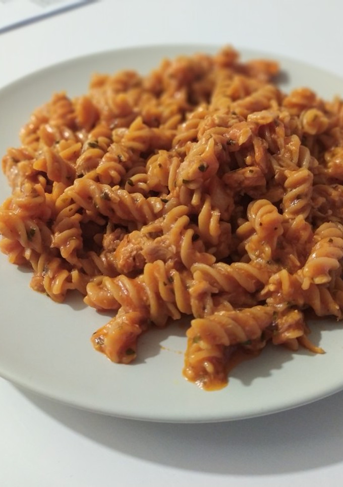 Una foto de Fusilli de Lenteja Roja con tomate y Atún (75g de proteína 🐟)