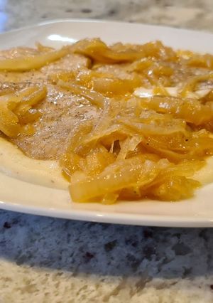 Una foto de Lomo de cerdo encebollado con puré de patatas
