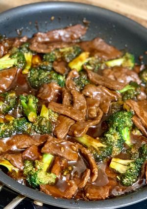 Una foto de Carne con brócoli 🥦