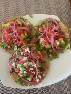 Una foto de Tostadas (tortillas de maíz) con carne