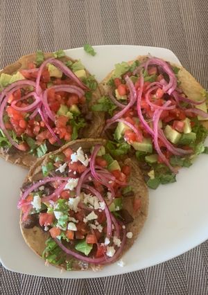 Una foto de Tostadas (tortillas de maíz) con carne