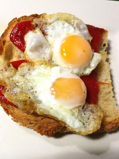 Una foto de Tostadas con piquillo y huevo de codorniz 🍳
