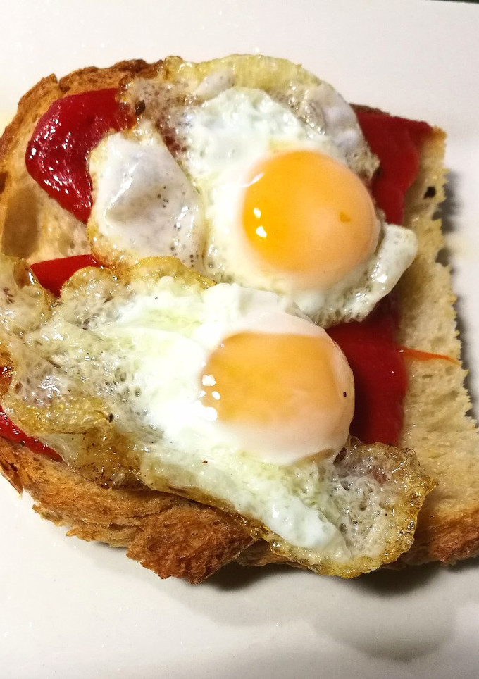Una foto de Tostadas con piquillo y huevo de codorniz 🍳
