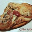 Pizza de tomate y queso en lonchas