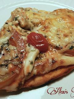 Una foto de Pizza de tomate y queso en lonchas