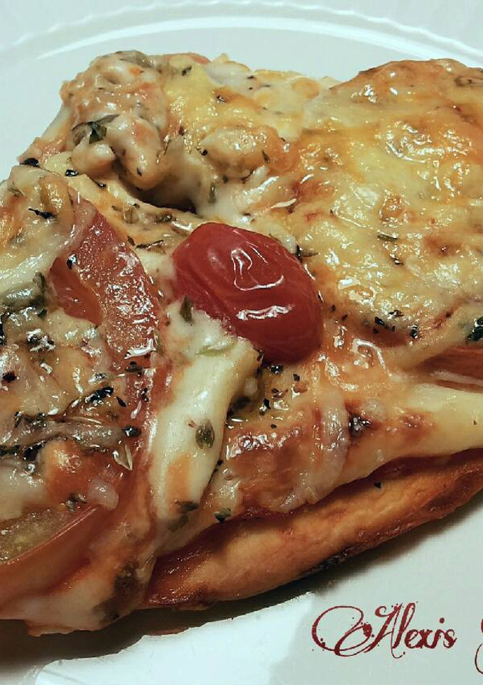 Una foto de Pizza de tomate y queso en lonchas
